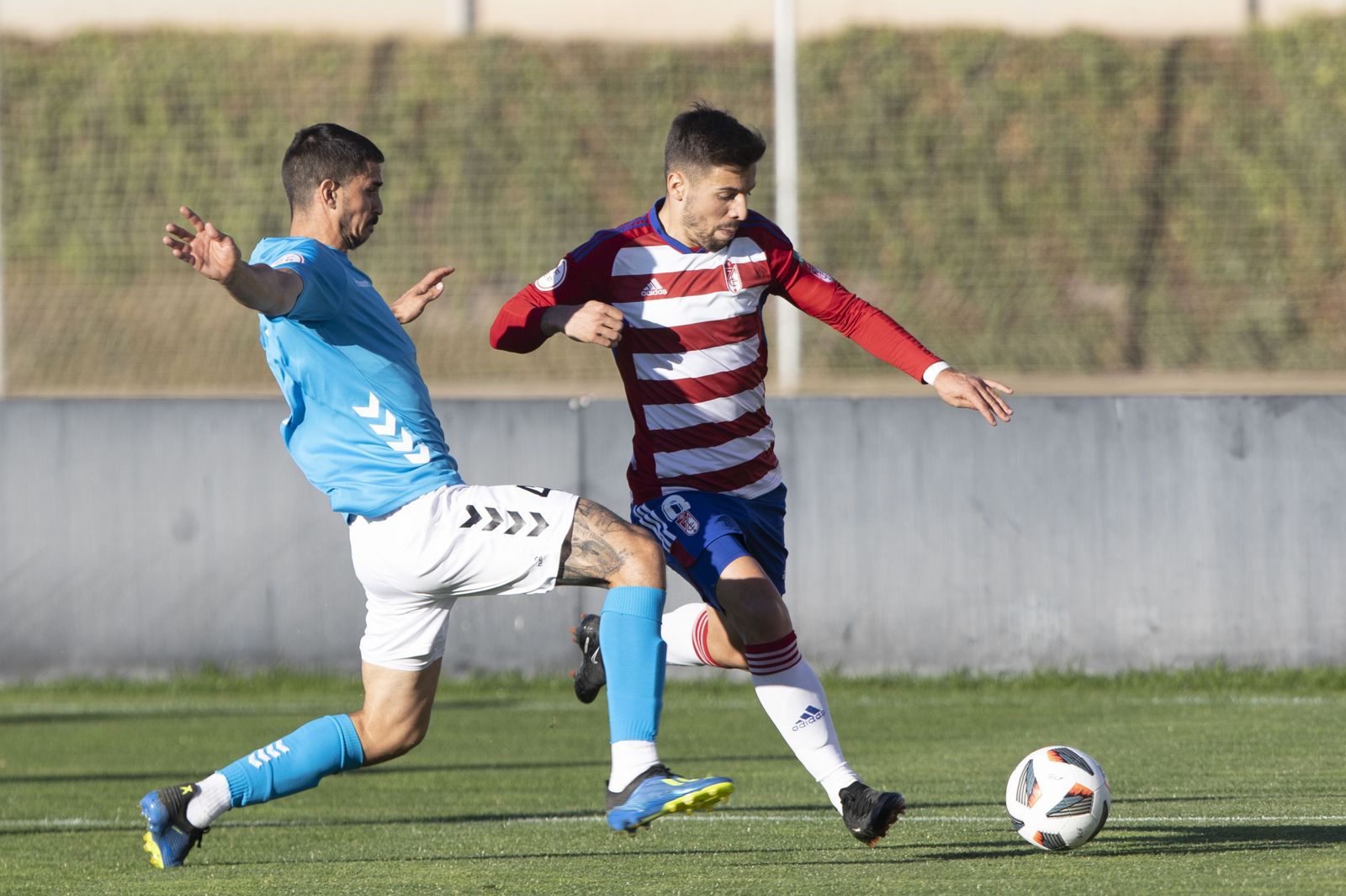 Martín Solar corre con el balón.