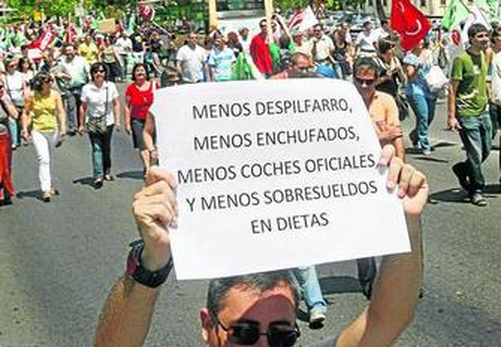 Uno de los participantes en la protesta de ayer, con un cartel reivindicativo.
