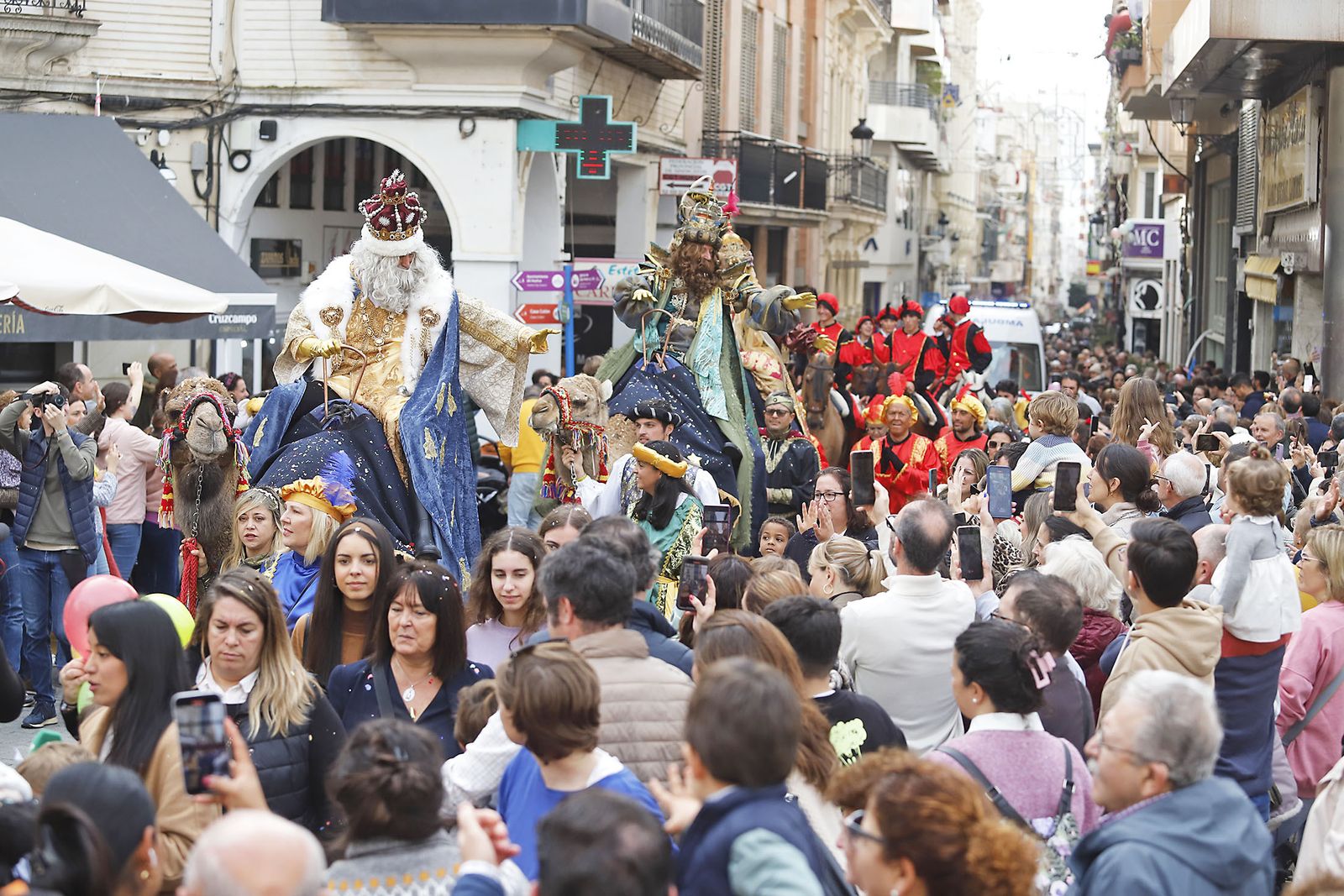 Imágenes de la mágica llegada de los Reyes Magos y la Estrella de la Ilusión a Huelva en barco
