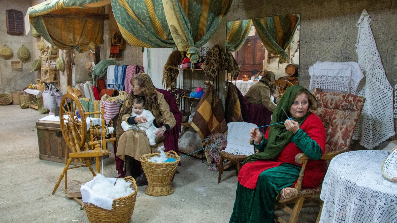 Varias mujeres tejen en una sobremesa
