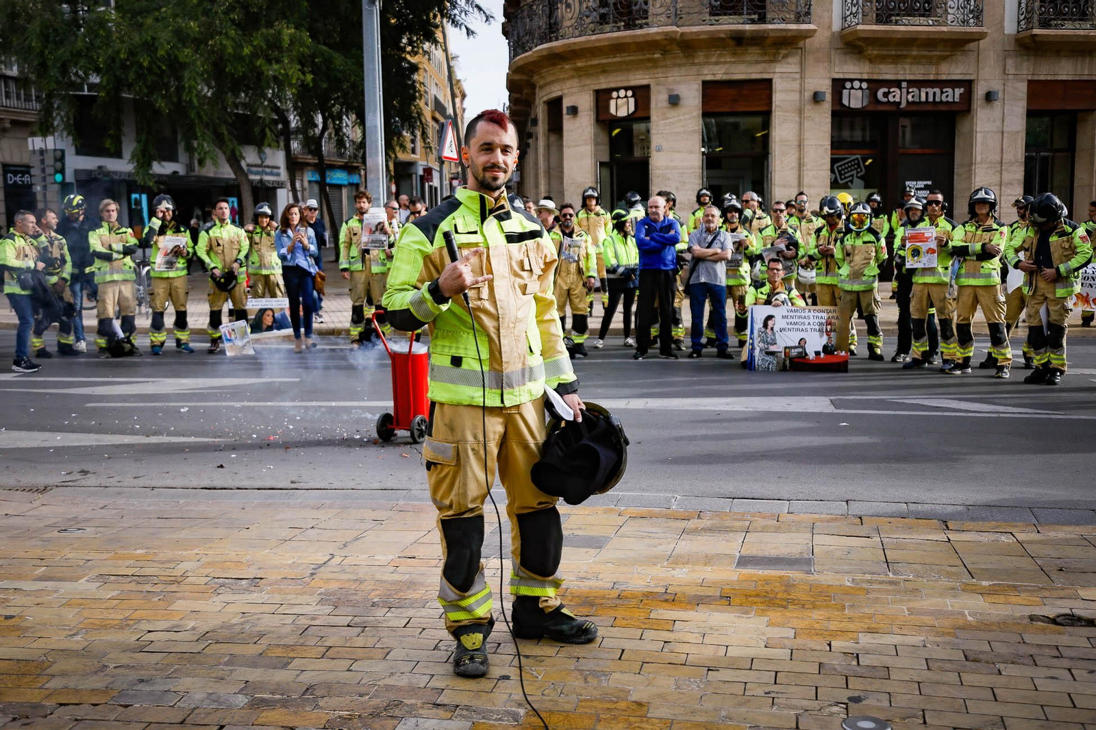 Imágenes de la manifestación de bomberos en Almería