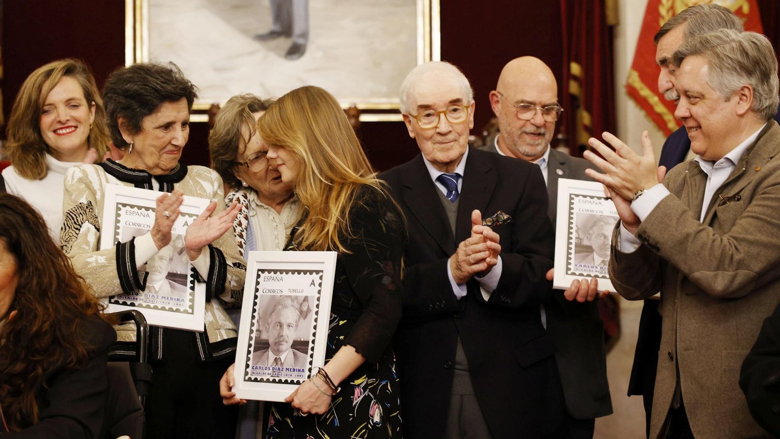 Un momento del final del acto de presentación del sello de Carlos Díaz, con su viuda y una de sus hijas, a la izquierda.