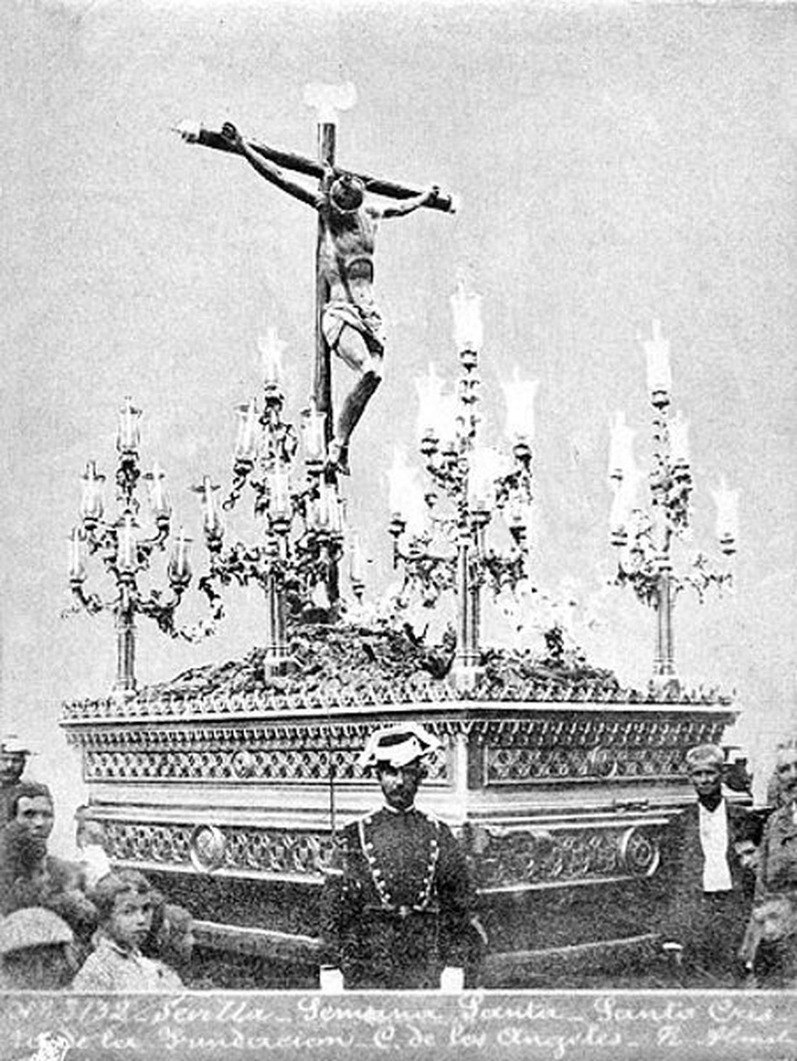 El Cristo de la Fundación en el anterior paso neogótico de San Bernardo