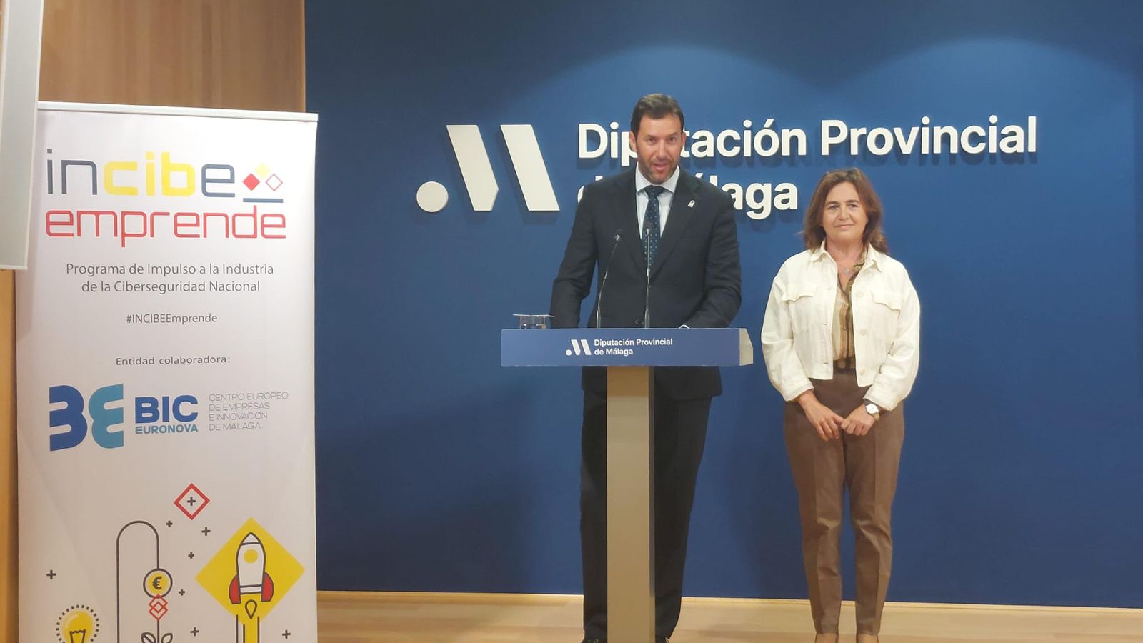 Antonio García Acedo y Sagrario Molina, durante la presentación de las jornadas.