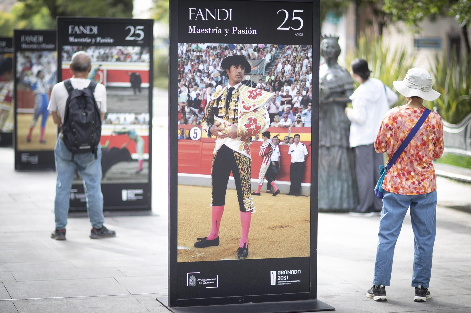 Las imágenes de la nueva exposición al aire libre que rinde homenaje a “El Fandi” en Granada
