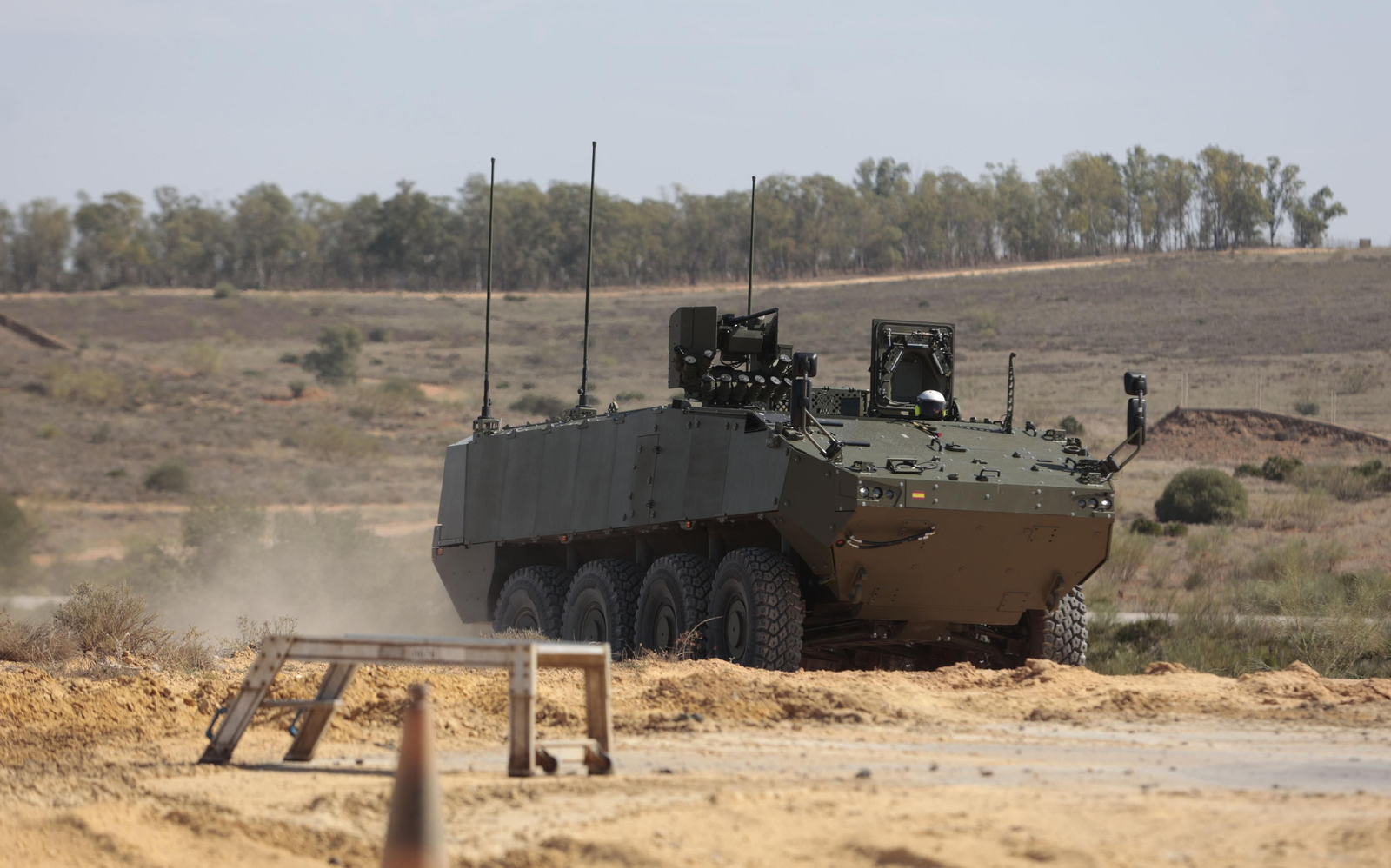 La visita de la ministra de Defensa a la fábrica De Santa Bárbara en imágenes