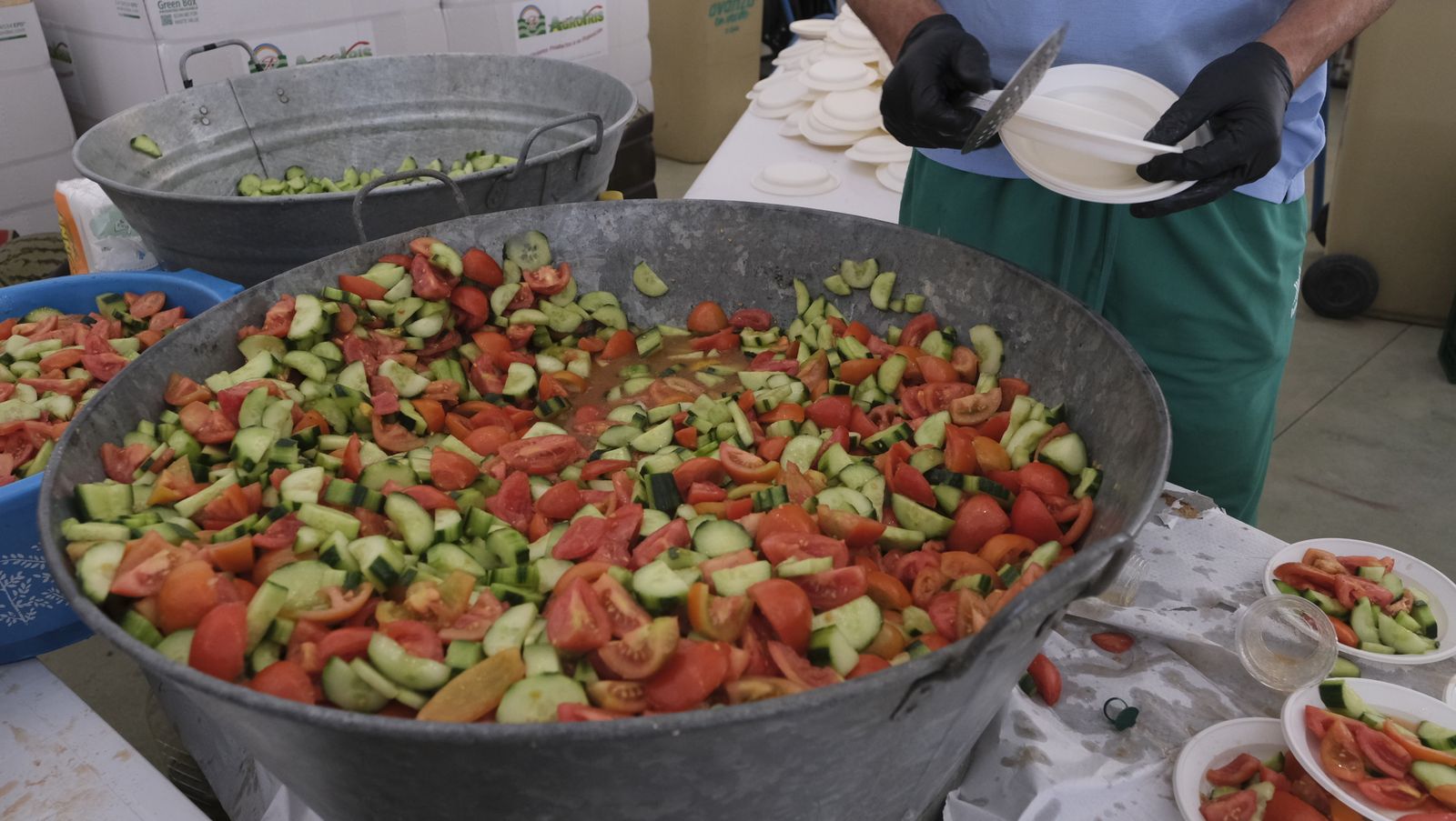 Imágenes de la degustación de huevos fritos con chorizo, en las Fiestas de Santa María del Águila