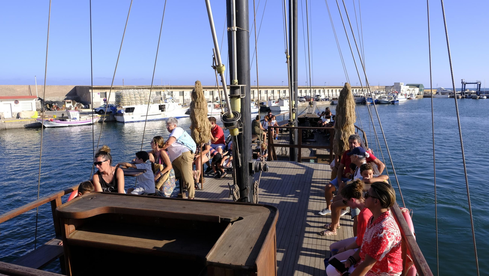 Navega en imágenes en una goleta histórica convertida en barco pirata