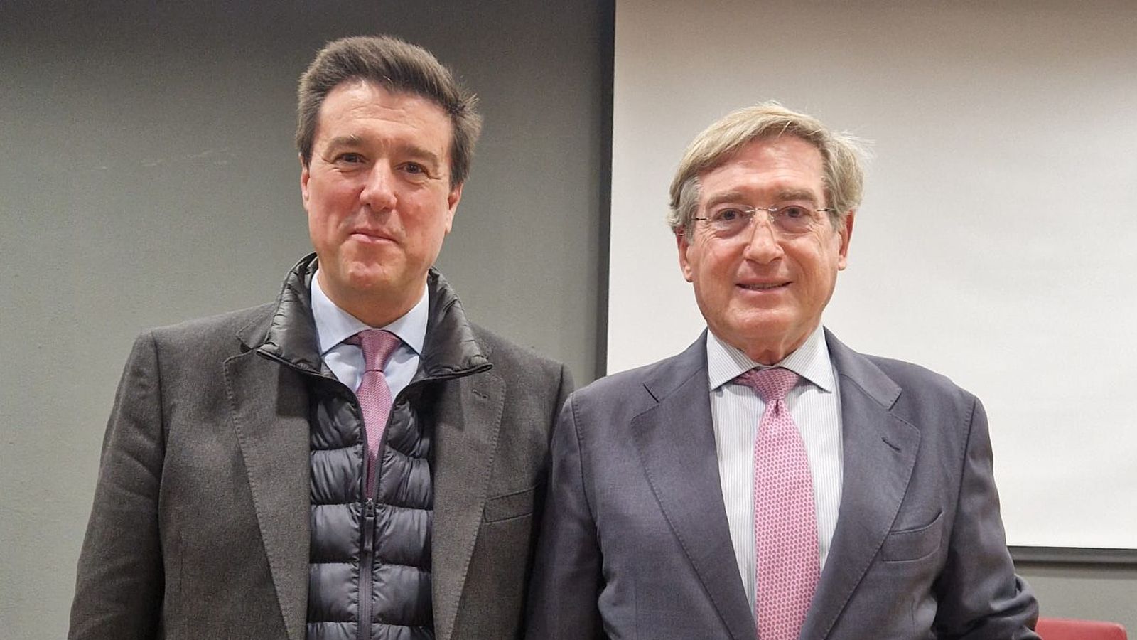 Ismael Clemente, CEO de Merlin Properties, junto a Rafael Carmona, presidente del Puerto de Sevilla