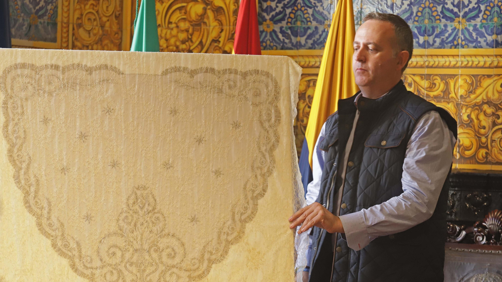 Fotos del traje donado por Miguelín a la Virgen de La Palma