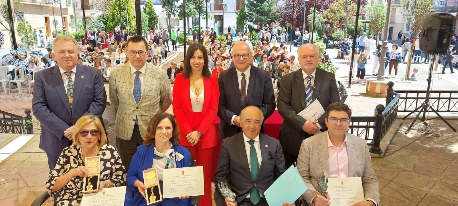 Autoridades y premiados en Valdepeñas.