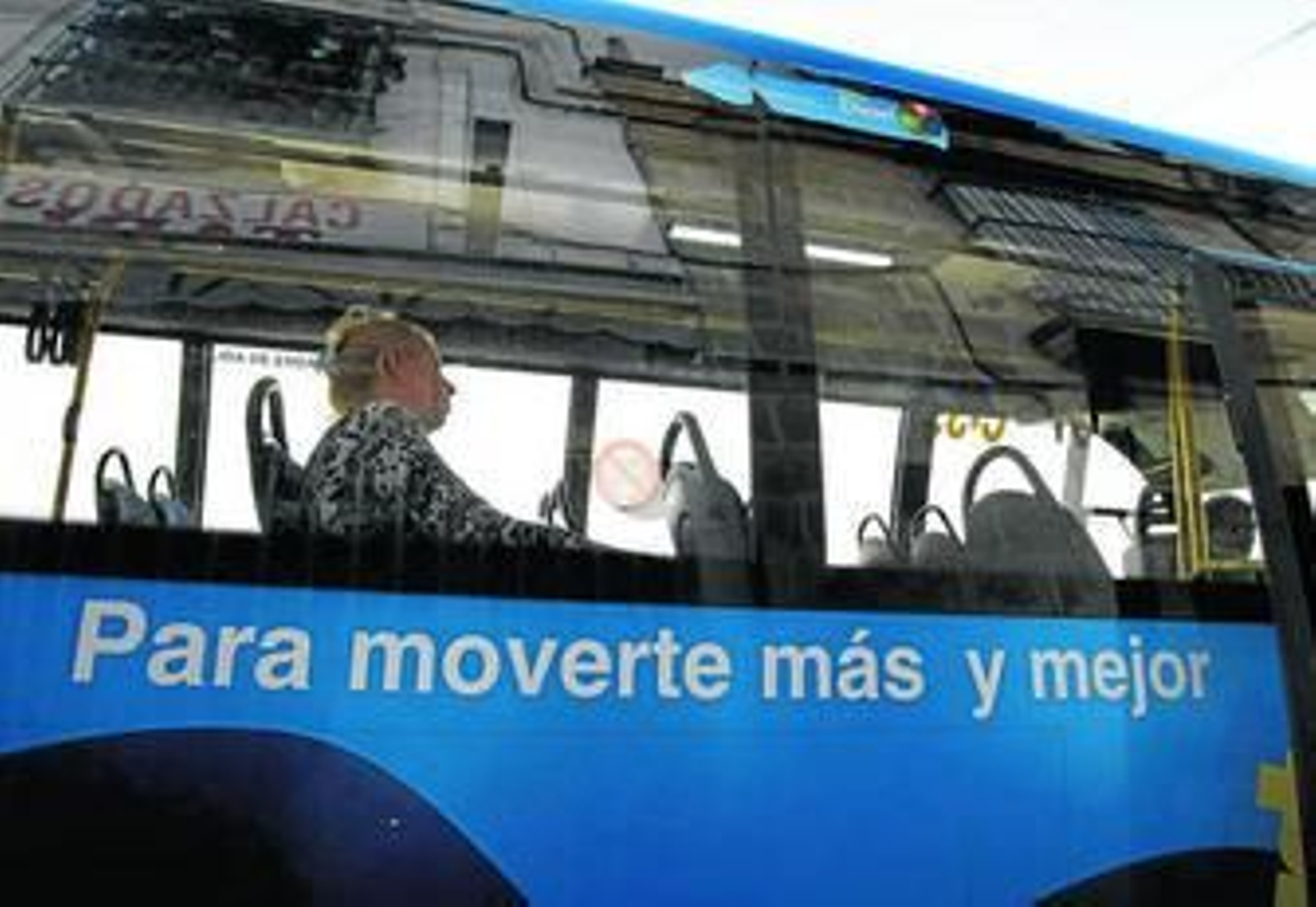 Un pasajero de una línea de autobús urbano.
