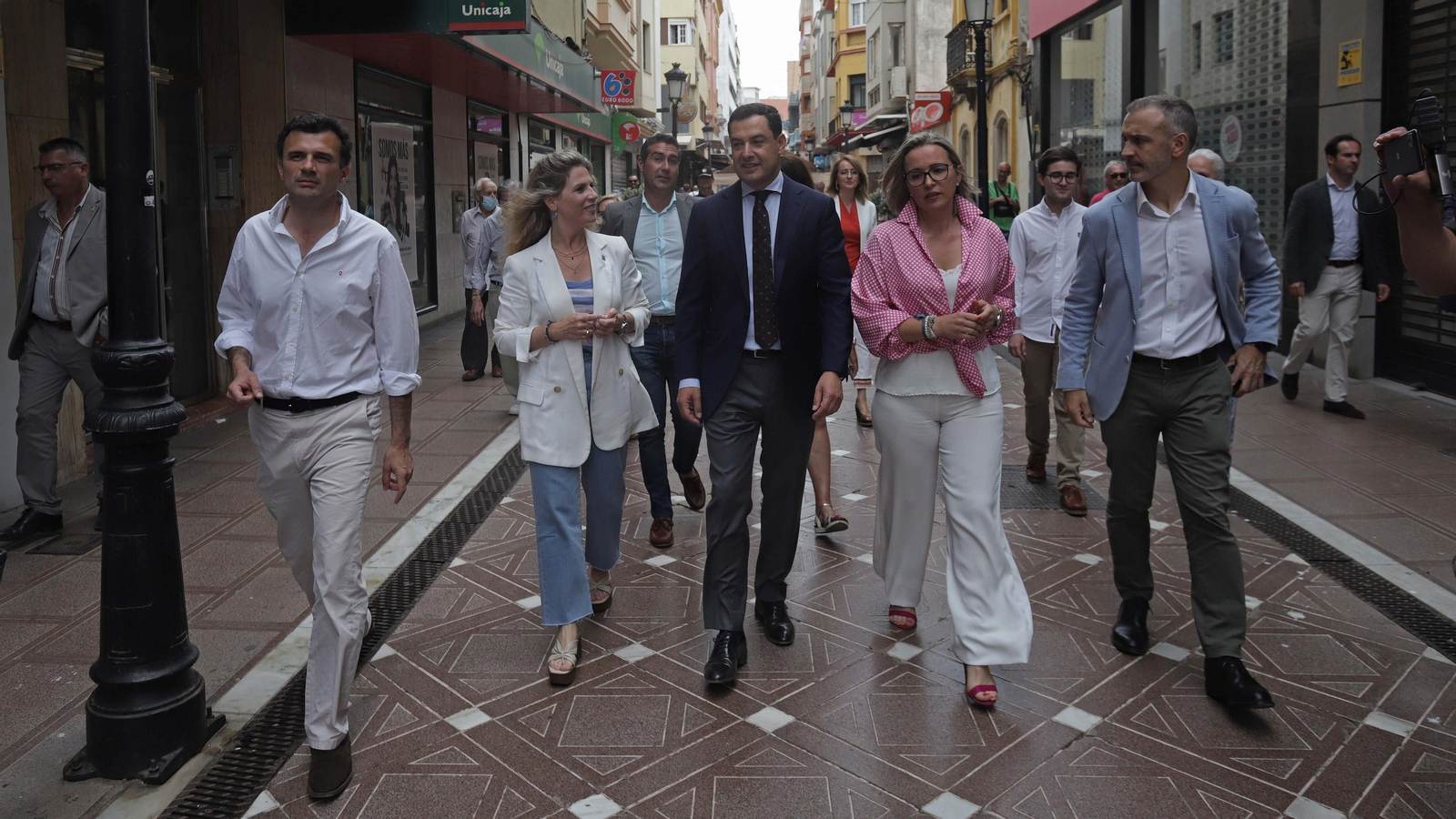 Fotos de la visita de Juanma Moreno a La Línea