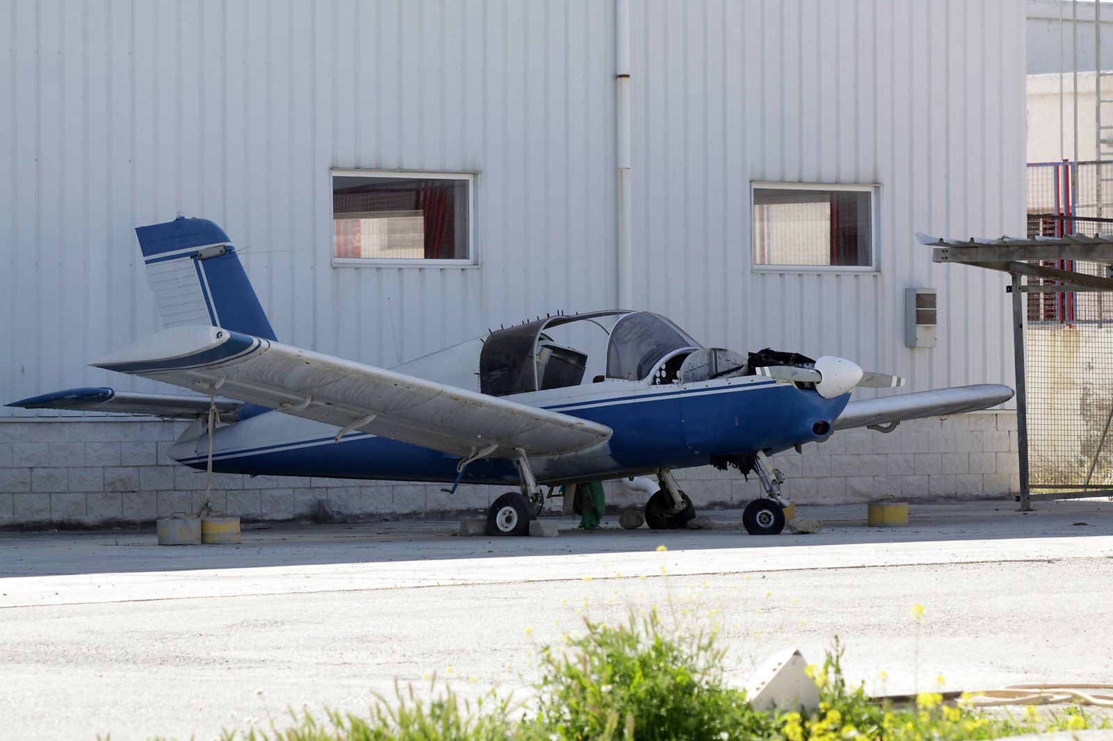 Imagen de una avioneta abandonada en un aeropuerto