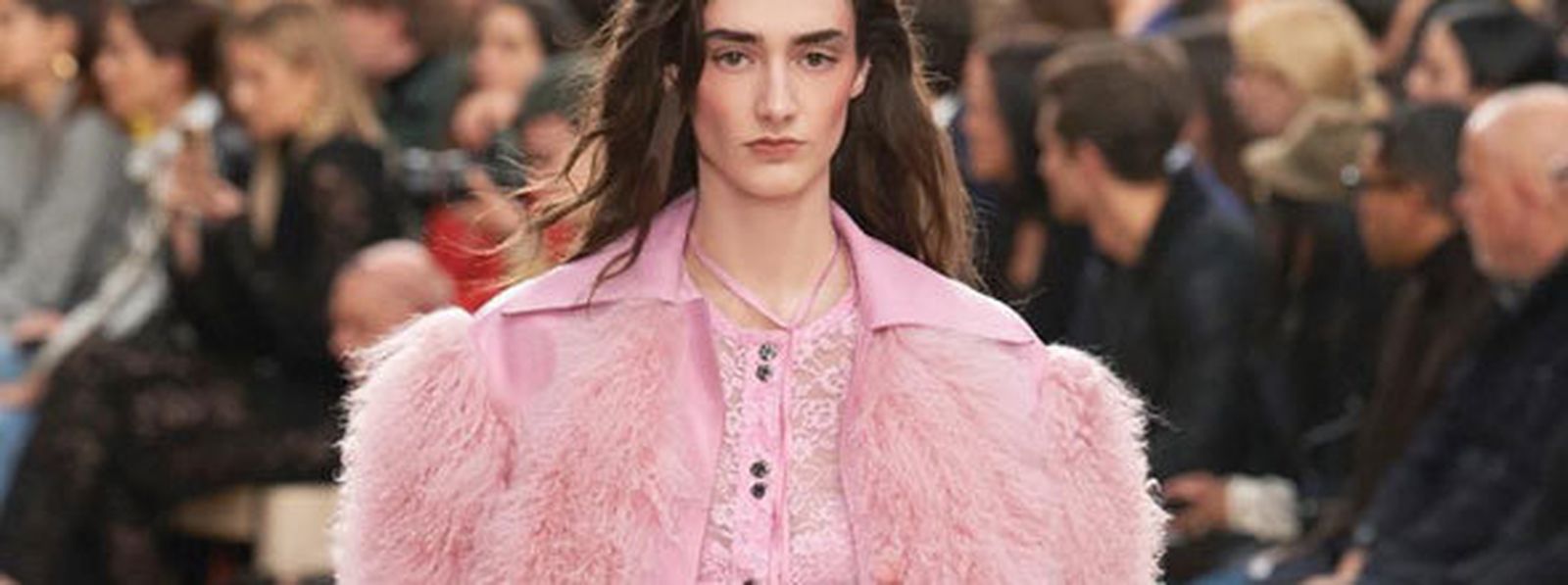 La modelo Amanda Googe con diseños de Nina Ricci.