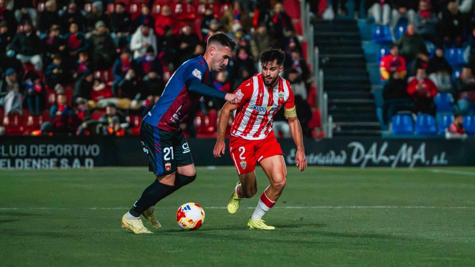 Arnau Puigmal presiona a David Ruiz en el duelo copero ante el Eldense.