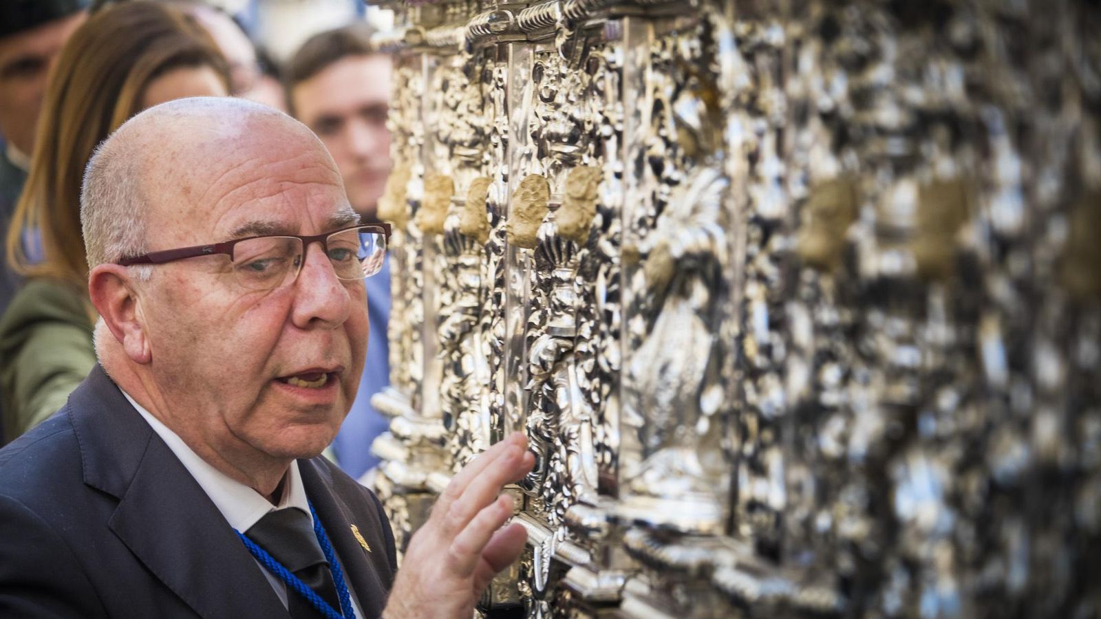 Ramón Velázquez, mandando el palio de la Virgen de las Penas.