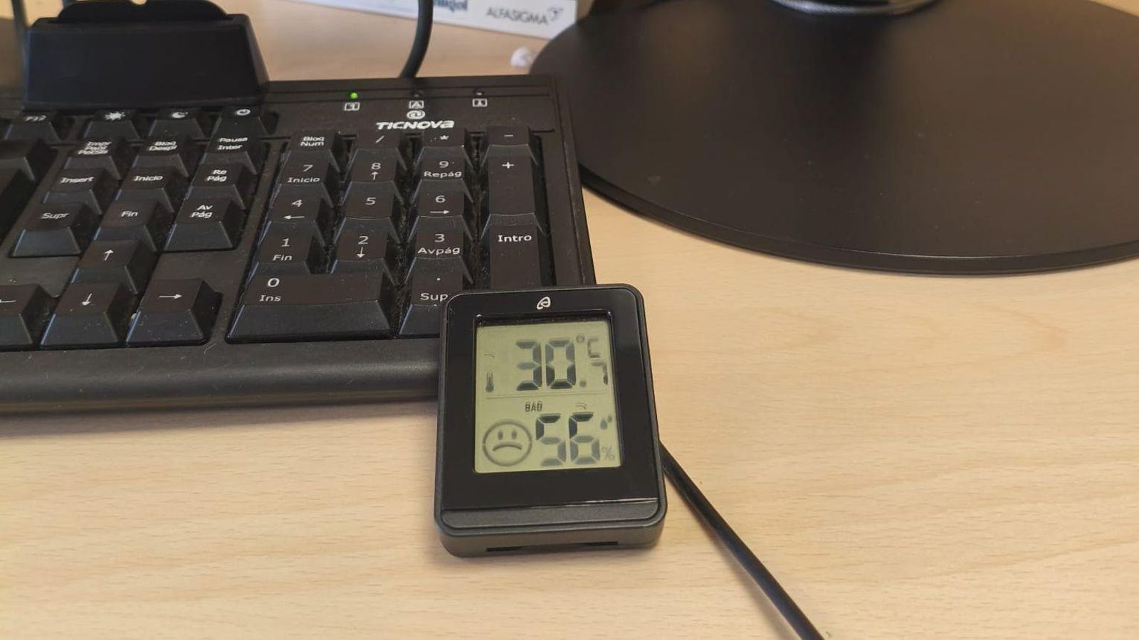 Termómetro marcando 30 grados dentro del hospital