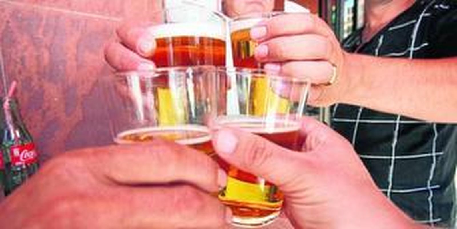 Los finos y rebujitos siguen siendo los protagonistas de la fiesta, aunque tienen serios competidores. Abajo, ambiente rociero junto a la ermita.