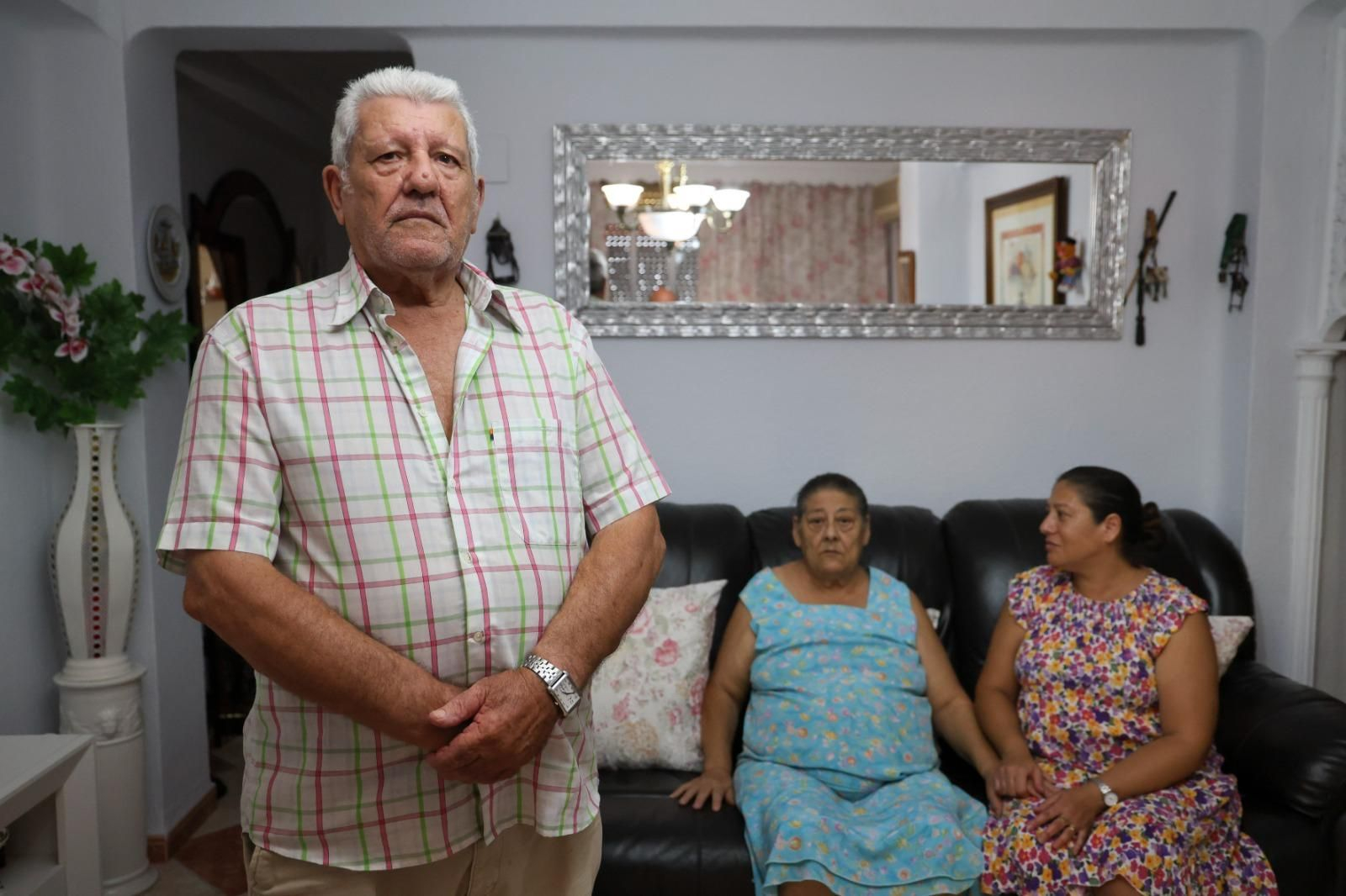 La familia que sufrió un violento atraco en su casa.