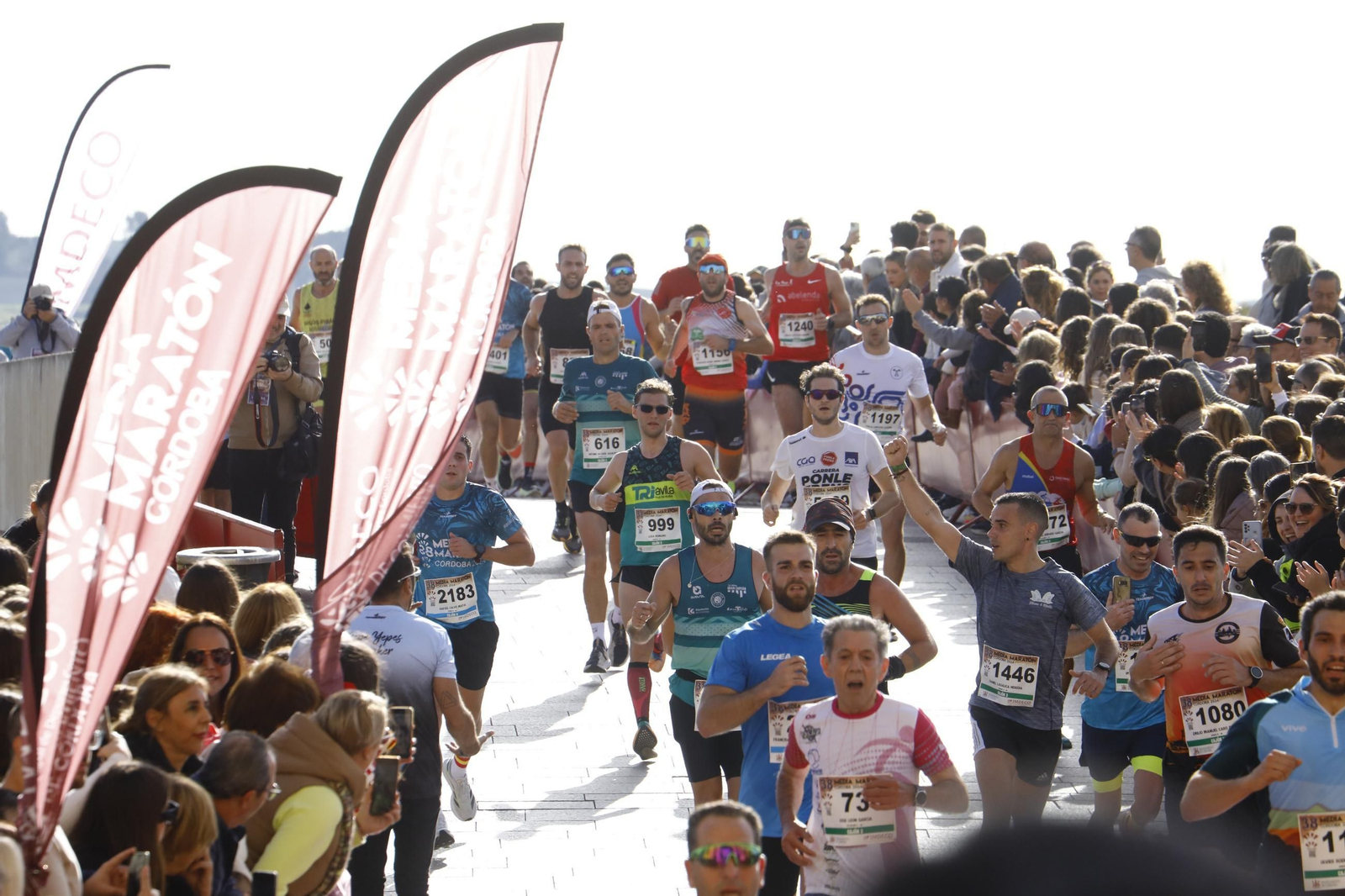 La gloria de cruzar la Puerta del Puente: las fotos de la línea de meta de la Media Maratón de Córdoba 2024