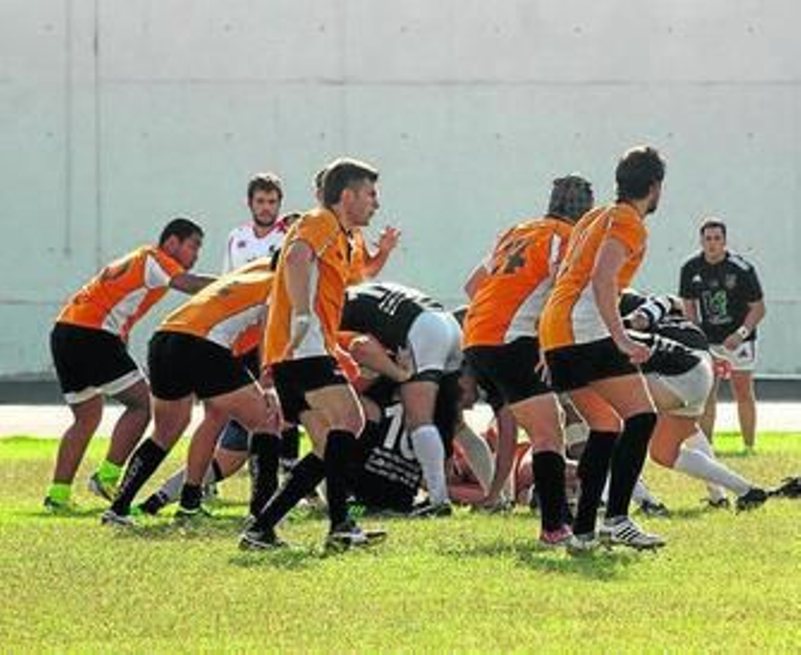 Una jugada del encuentro entre el Recreativo Bifesa y el Cajasol B. Una jugada del encuentro entre el Recreativo Bifesa y el Cajasol B.