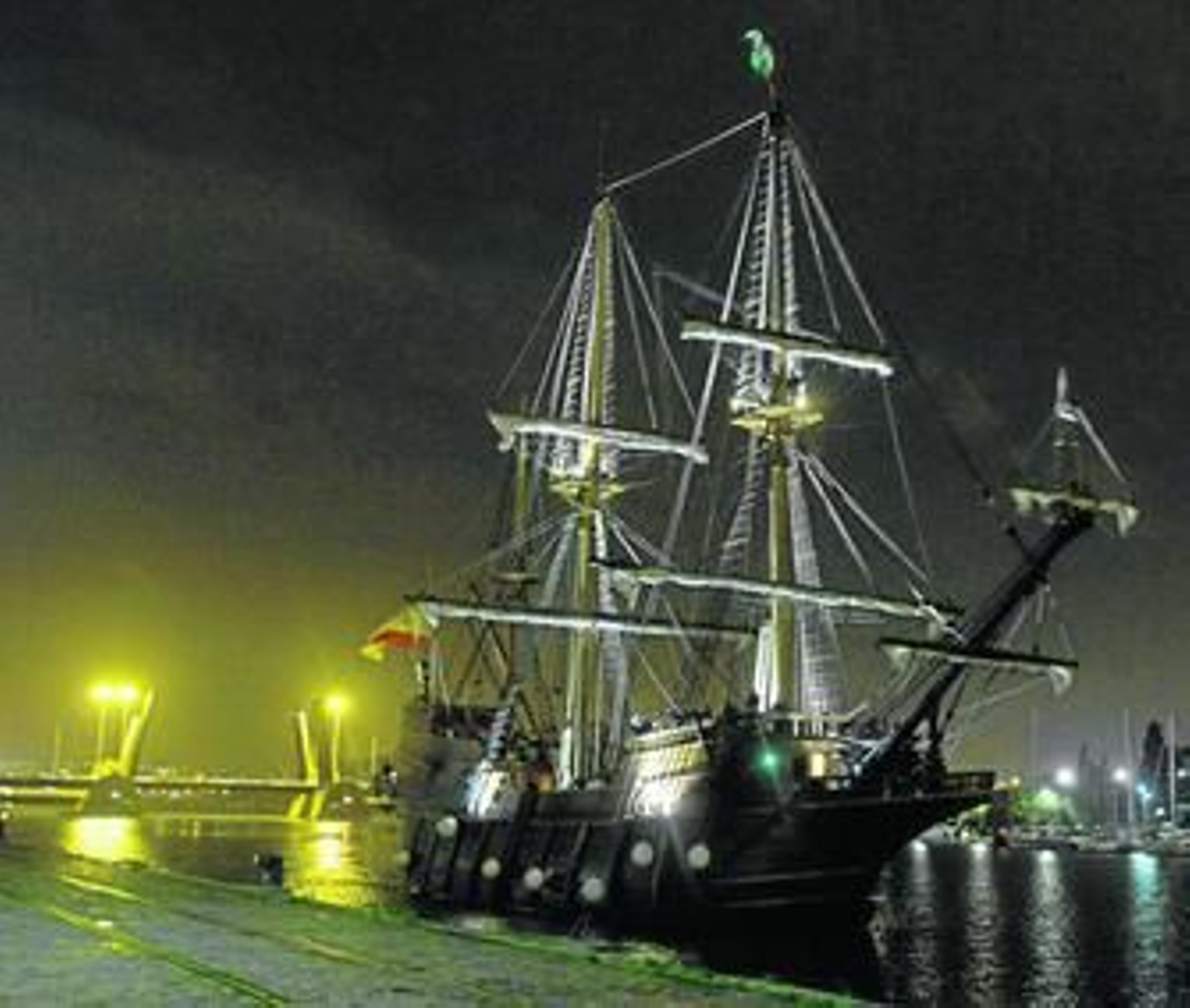El Galeón Andalucía a su llegada, anoche, al muelle de Las Delicias.