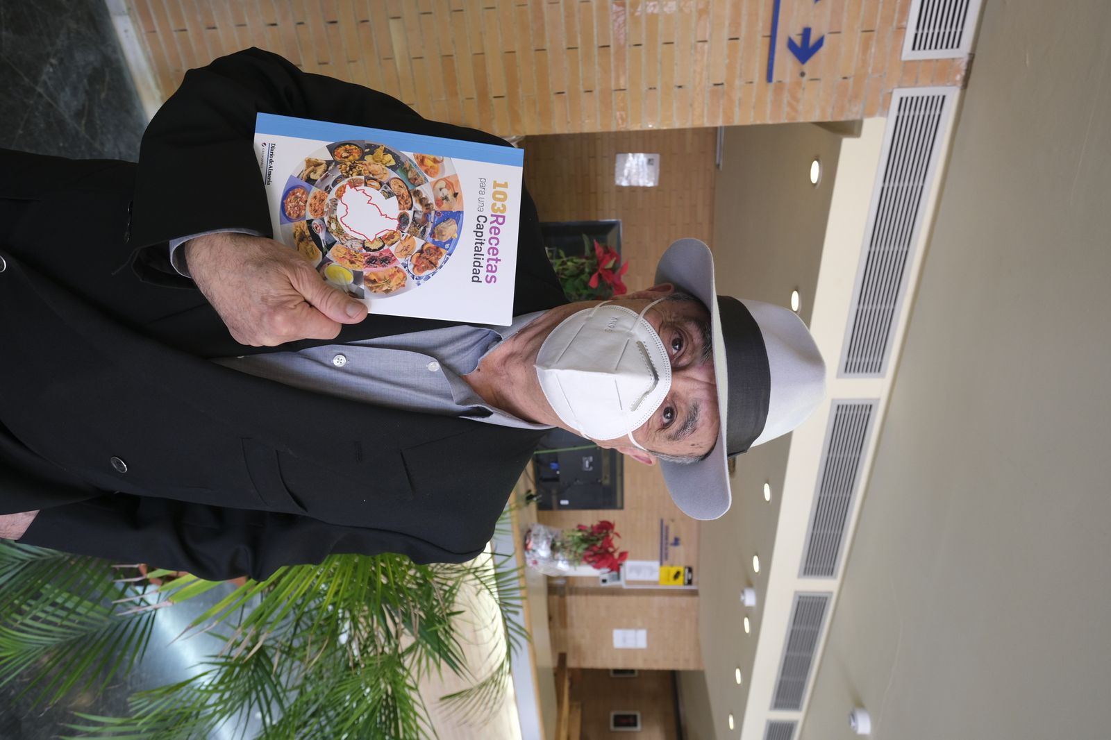 Fotogalería presentación libro '103 Recetas para una Capitalidad'. Almería