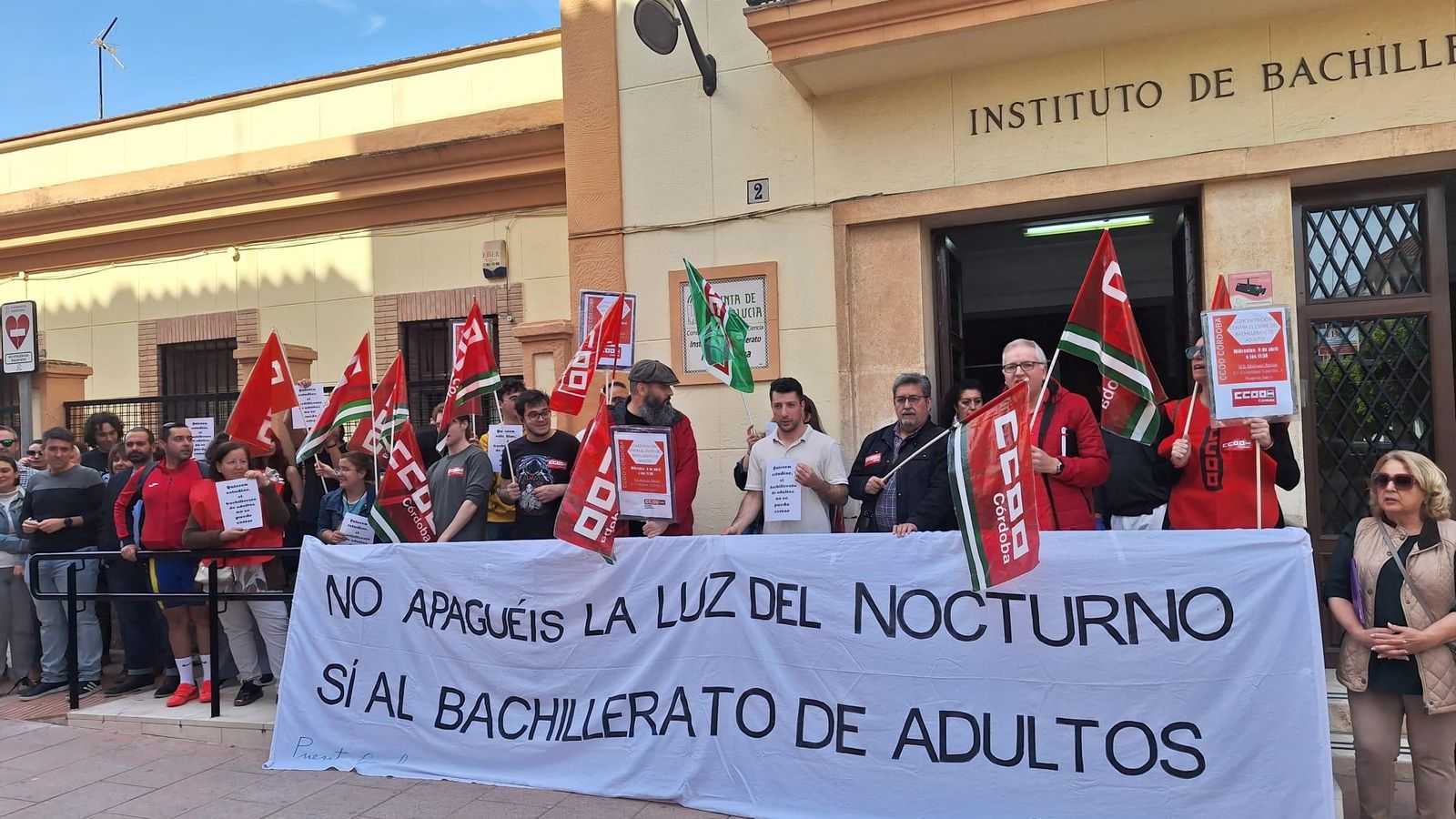 Un momento de la protesta en la entrada del instituto Manuel Reina de Puente Genil Un momento de la protesta en la entrada del instituto Manuel Reina de Puente Genil