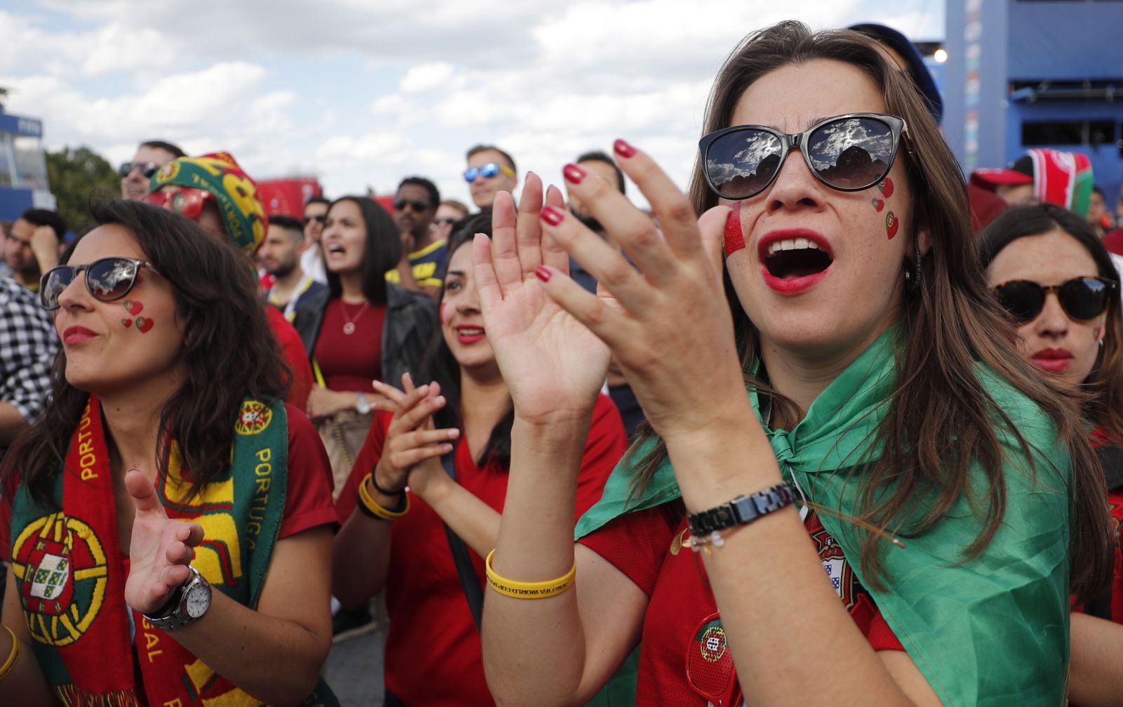 Unas seguidoras portuguesas, ayer, en el partido de su selección ante Marruecos en Moscú.