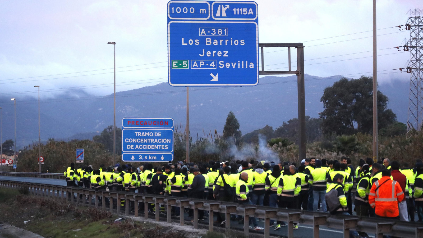 Imágenes del corte de la A-7 por los trabajadores de Acerinox en huelga, este viernes