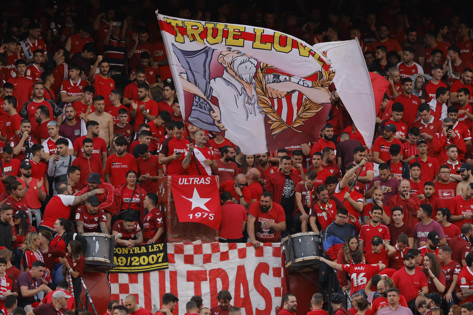 Búscate en las fotos del Sevilla-Juventus