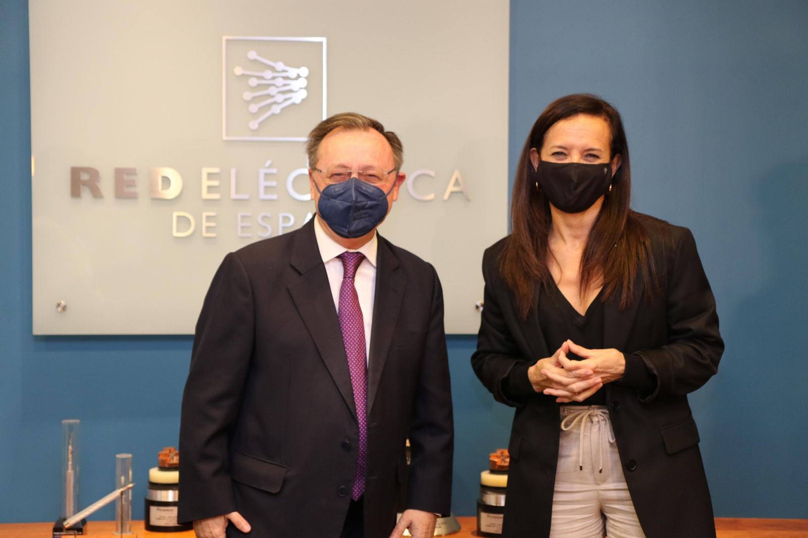 Juan Jesús Vivas, presidente de Ceuta,  y Beatriz Corredor, presidenta de Red Eléctrica, este jueves