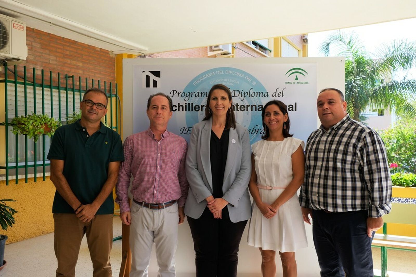 La delegada de Educación este lunes en el IES María Zambrano de Torre del Mar.