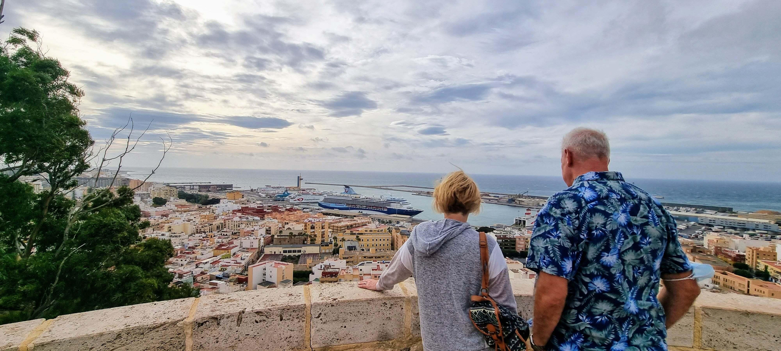 Una pareja observar desde uno de los miradores de la Alcazaba de Almería.