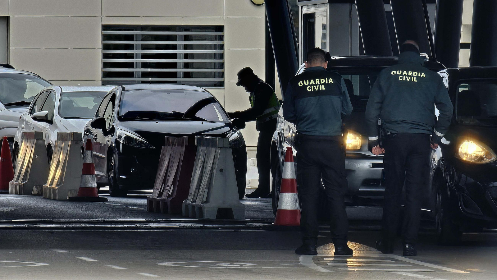 Control y sellado de pasaportes en la Verja de Gibraltar