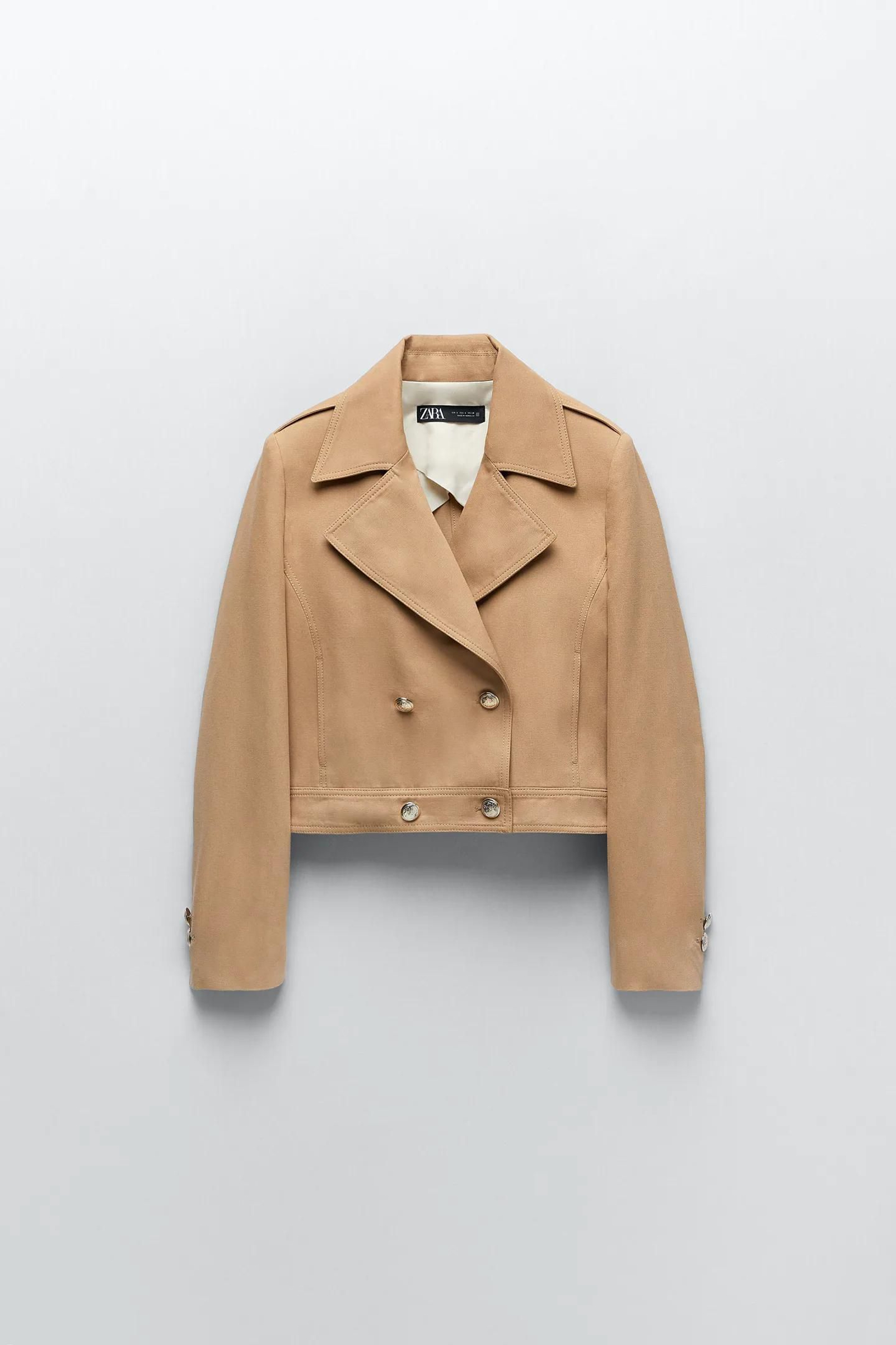 Cazadora cropped en color camel de Zara.