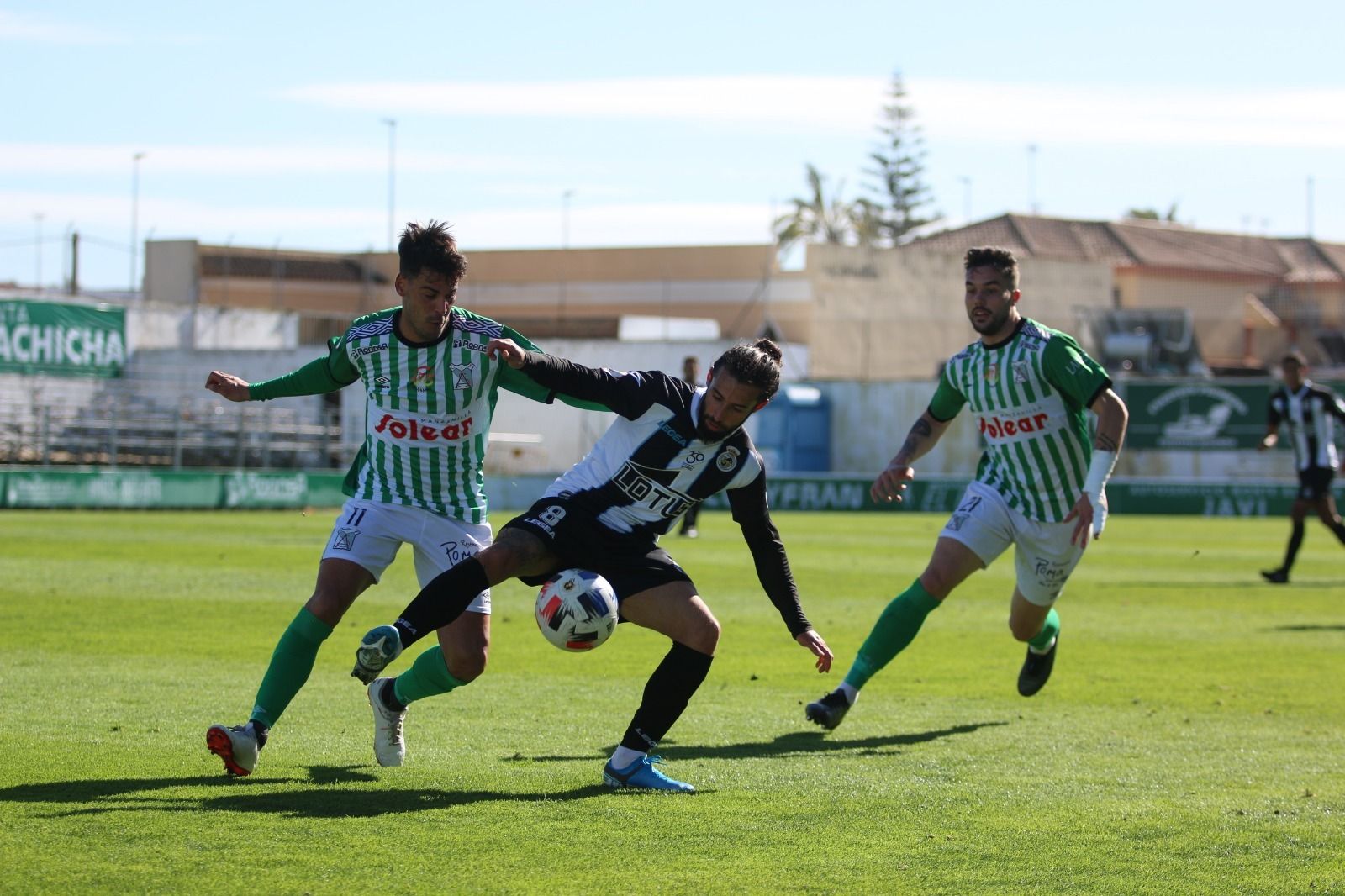 Antoñito pugna con los verdiblancos Edu Oriol y Kevin Bautista.