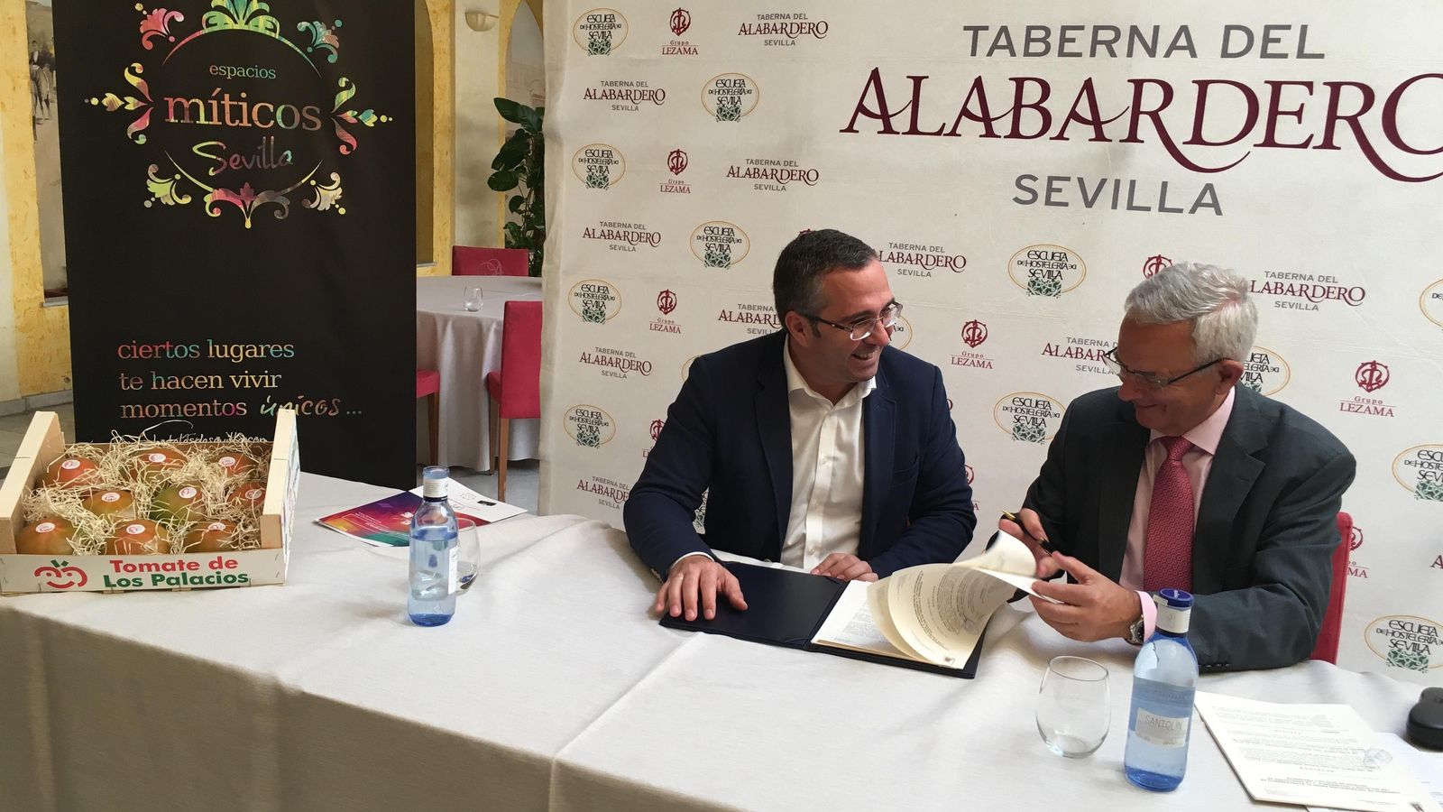 El alcalde de Los Palacios, Juan Manuel Valle Chacón, con Manuel Cornax (AHS) en la firma del acuerdo.