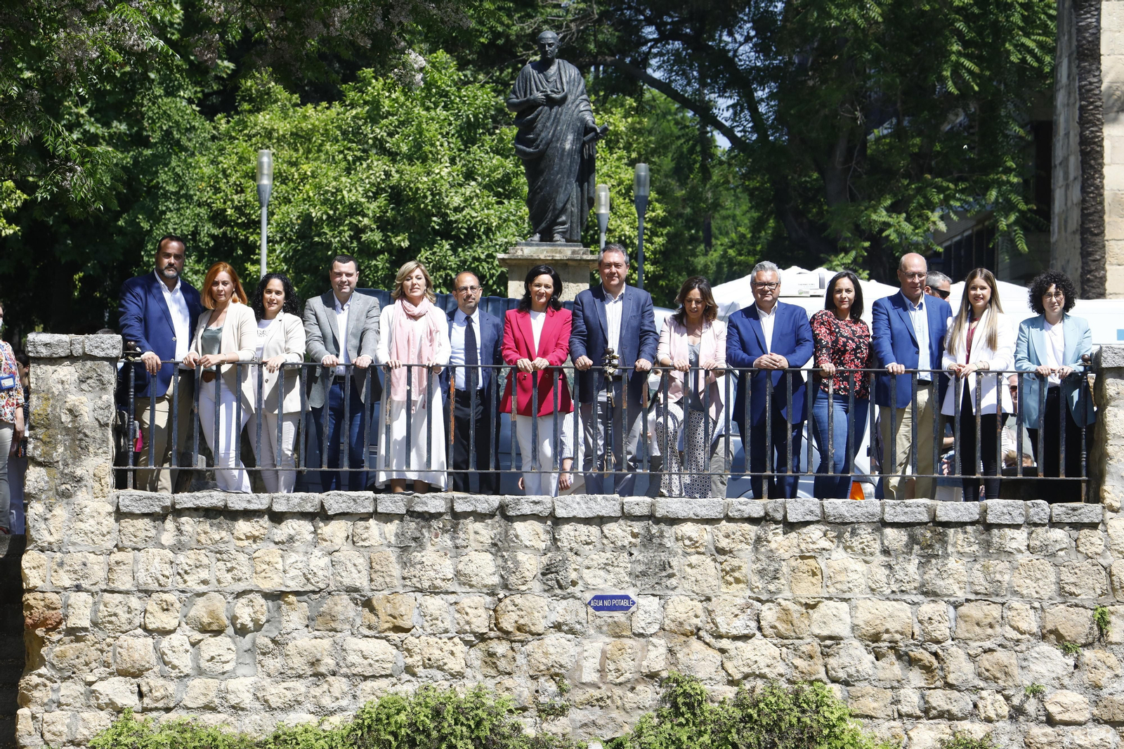 La candidatura del PSOE por Córdoba posa en el entorno de la Puerta de Almodóvar.