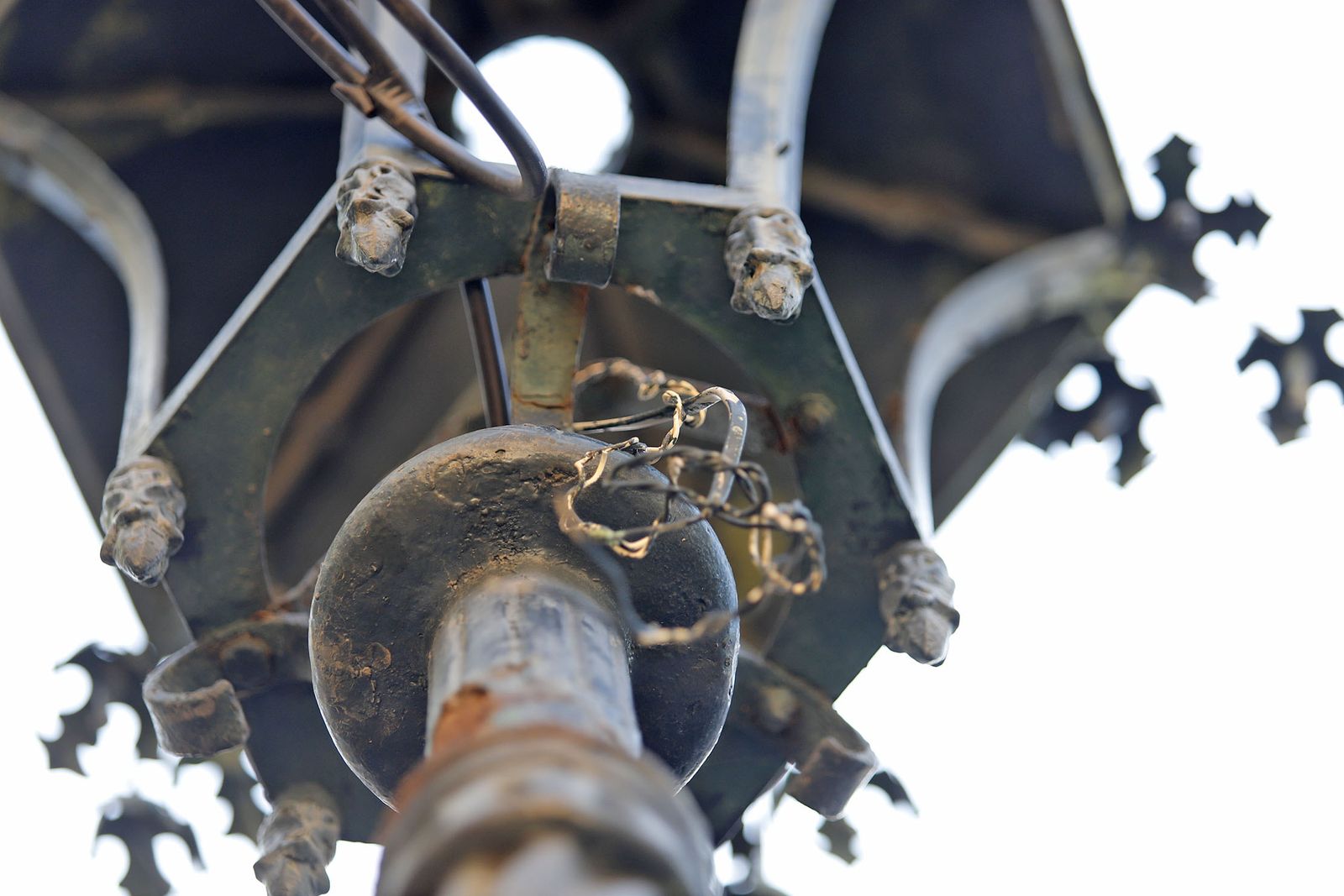 Farolas de las Antiguas oficinas de la línea Huelva-Zafra, hoy delegación de Turismo de la Junta