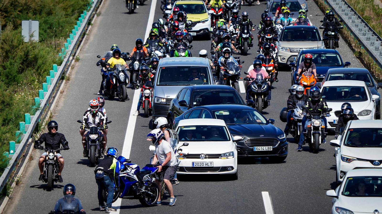 Muchas moteros acuden al Circuito Ángel Nieto de Jerez