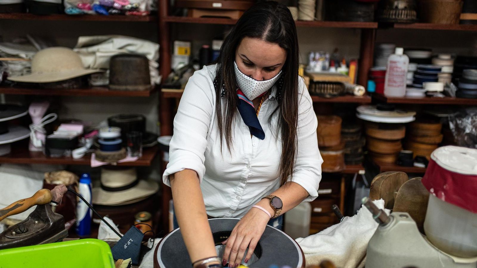Milagros Simón trata un sombrero en su taller de la clásica tienda onubense Simón Vidosa.