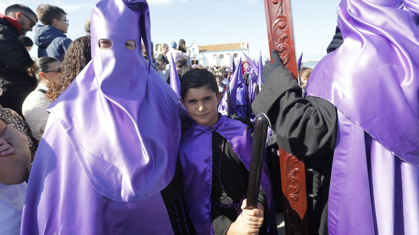 Las fotos del Viernes Santo en la Línea:  Cristo del Mar y Luz y Esperanza Nuestra, Soledad y Santo Entierro, Cristo del Amor y Misericordia y Amargura