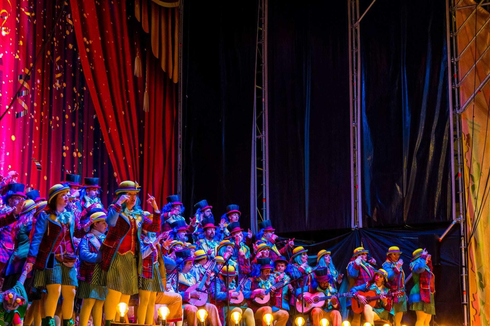 La noche de coros (y otras agrupaciones) en el Carnaval de San Fernando, en imágenes.