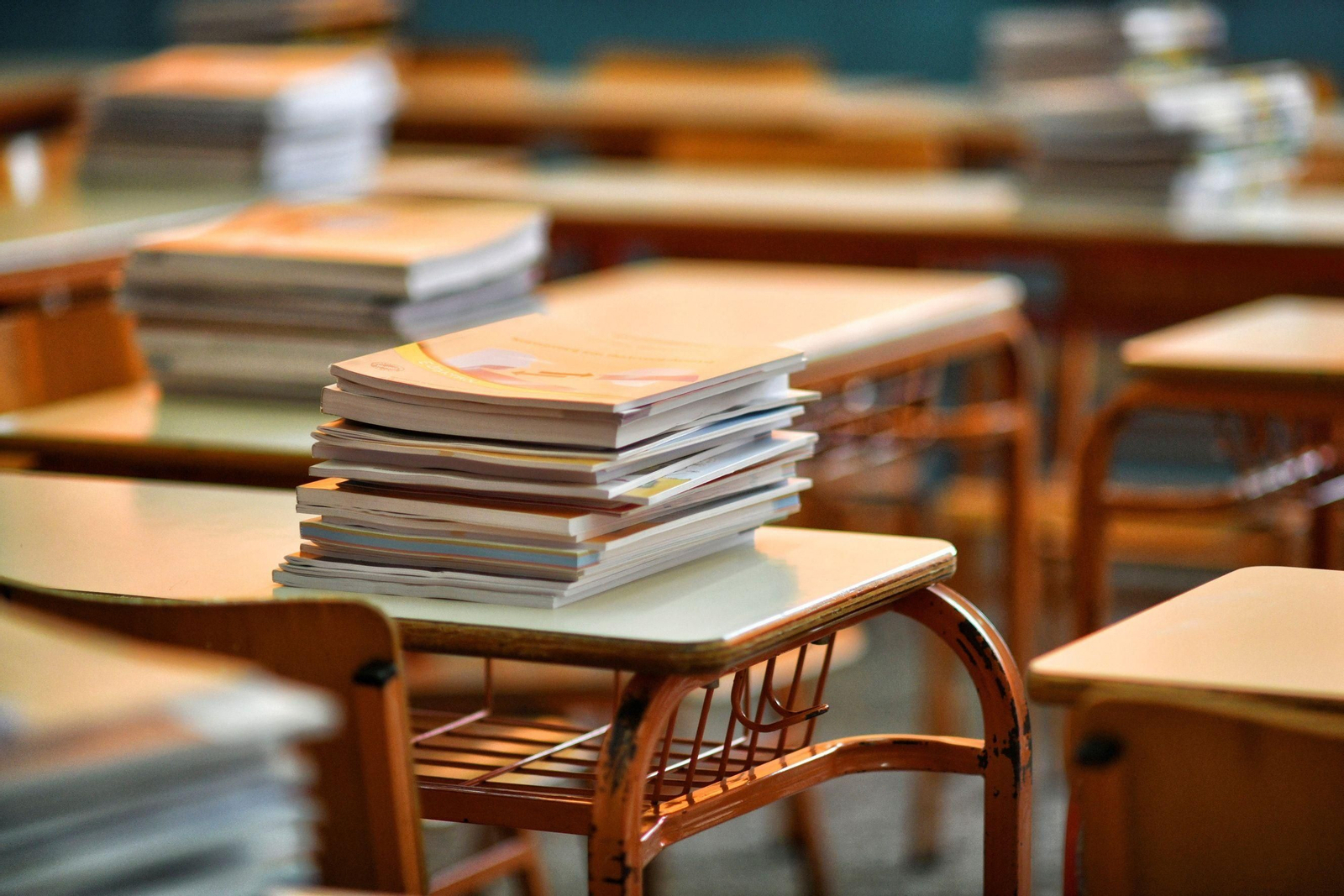 Mesa de un aula con libros.