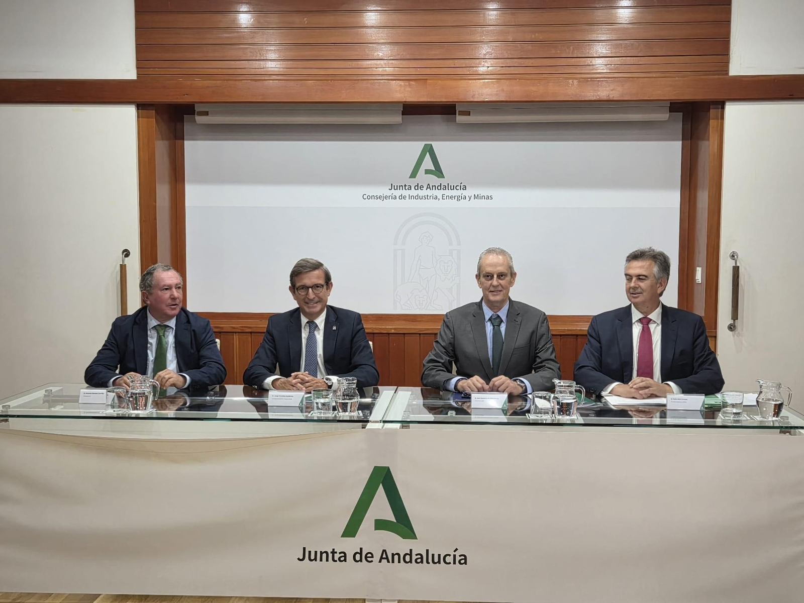Antonio Moreno, presidente de la AGI; Jorge Paradela, consejero de Industria; Juan del Olmo, presidente de AIQBE, y Pedro Marín, presidente de Inerco, durante la firma del convenio