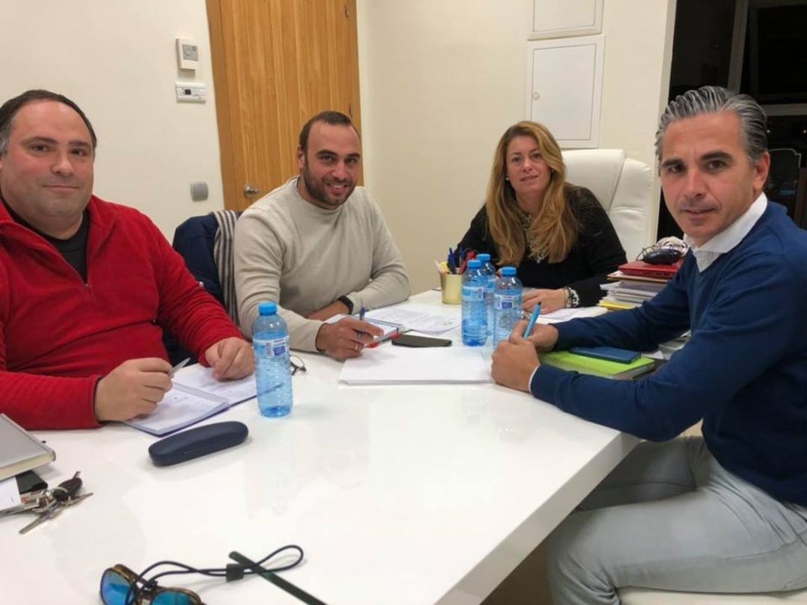 Leocadia Benavente, con algunos de sus compañeros de Vox El Puerto.