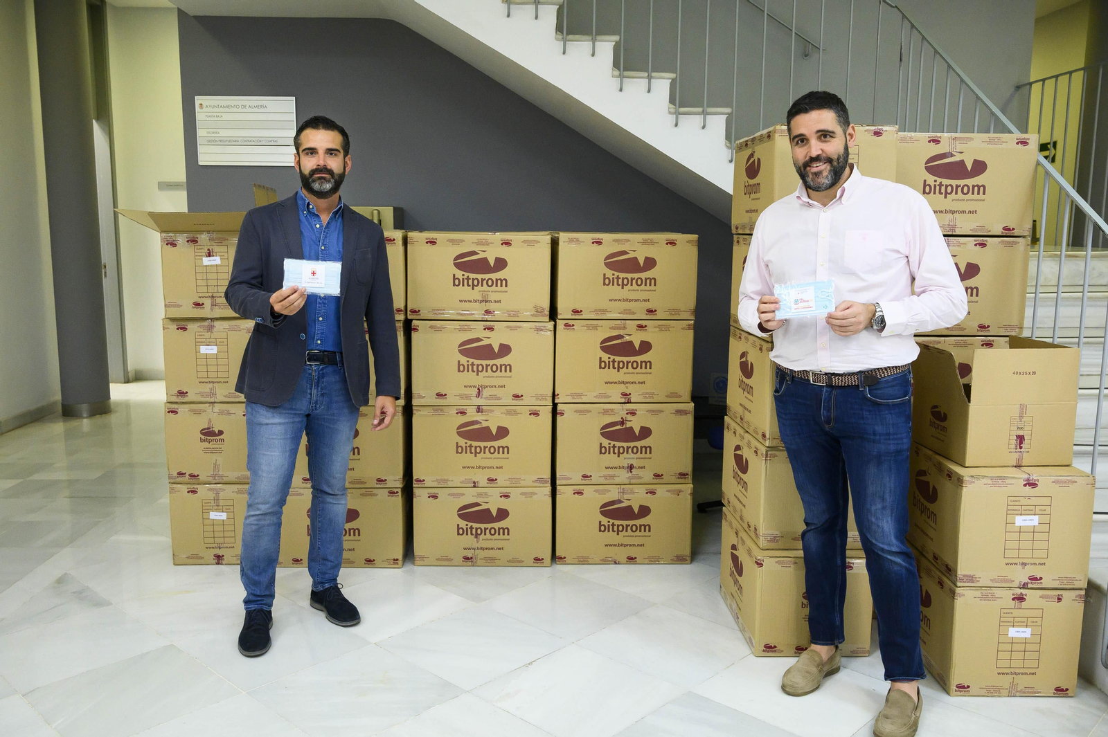 El alcalde, con parte de las 100.000 mascarillas.