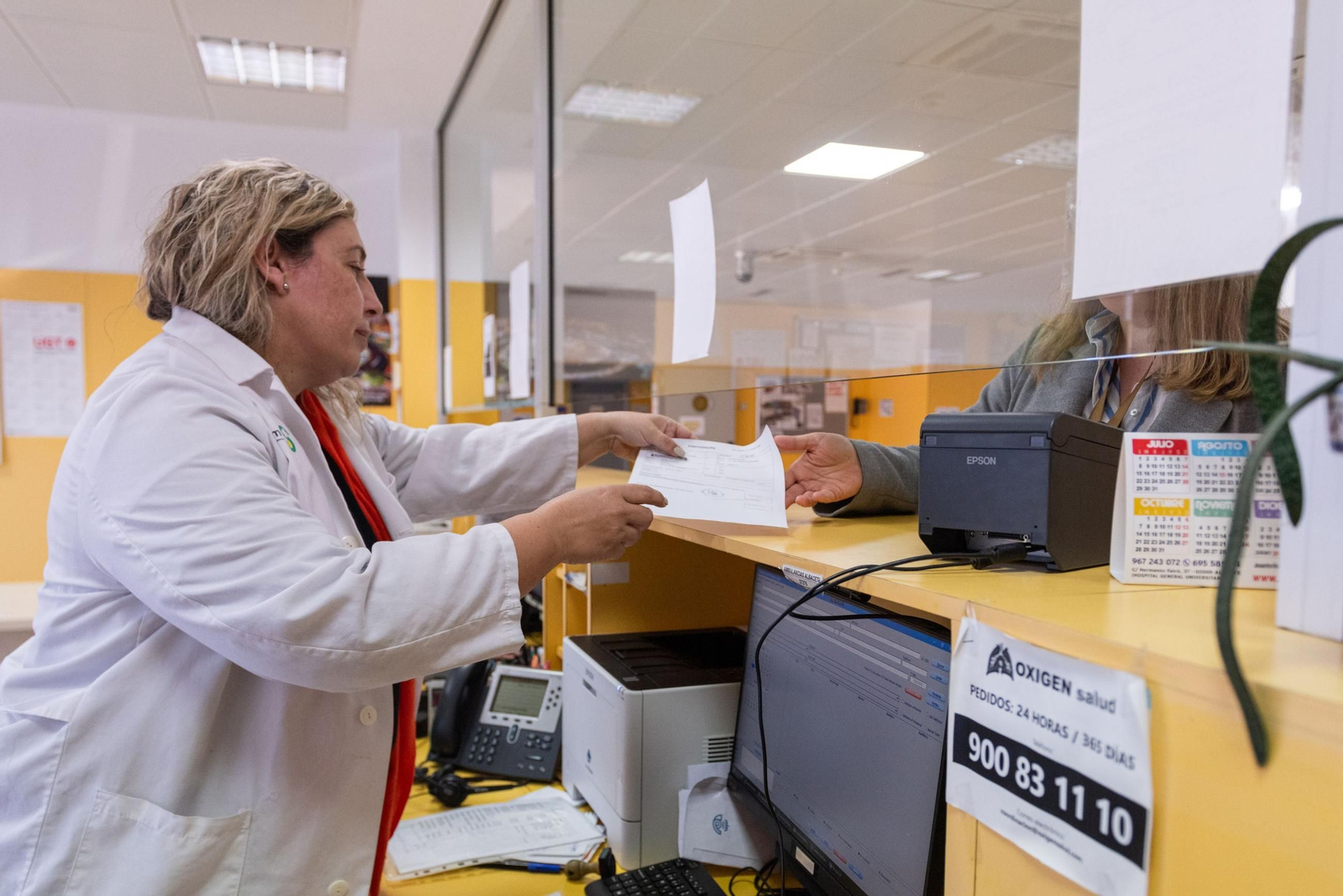 Una sanitaria atiende a una usuaria Una sanitaria atiende a una usuaria